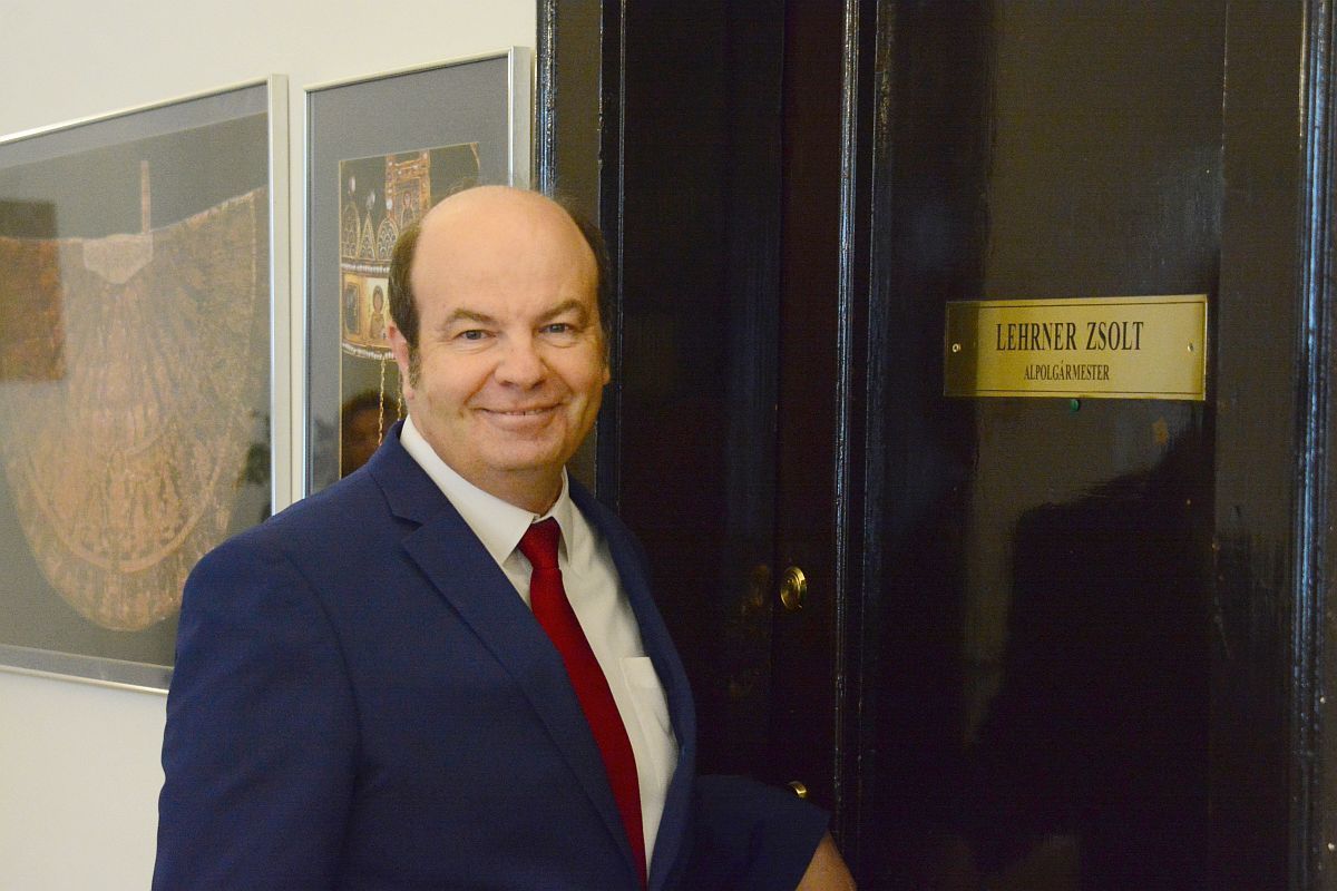 Lehrner Zsolt alpolgármester lesz a Fecsegő beszélgetőest októberi vendége