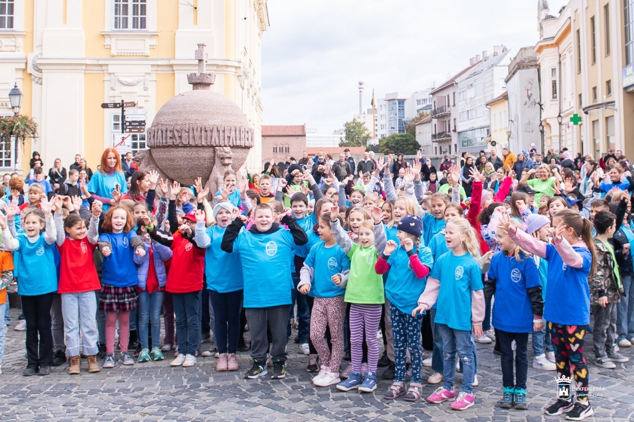Kodályosnak lenni jó! – villámcsődület volt szombaton a Városház téren