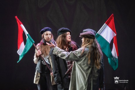 Koszorúzással és 1956-ot megidéző drámával emlékezett Székesfehérvár a hősökre