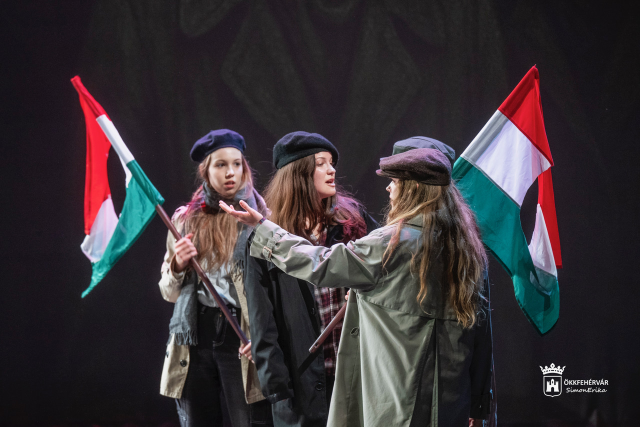 Koszorúzással és 1956-ot megidéző drámával emlékezett Székesfehérvár a hősökre