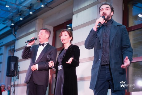Ajándékoncert a magyar operett napján a Vörösmarty Színház előtt