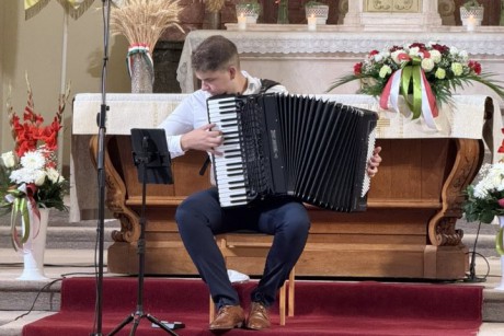 „A harmonika ezer arca” – Kiss Péter harmonikaművész koncertje a Kármelhegyi Boldogasszony templomban