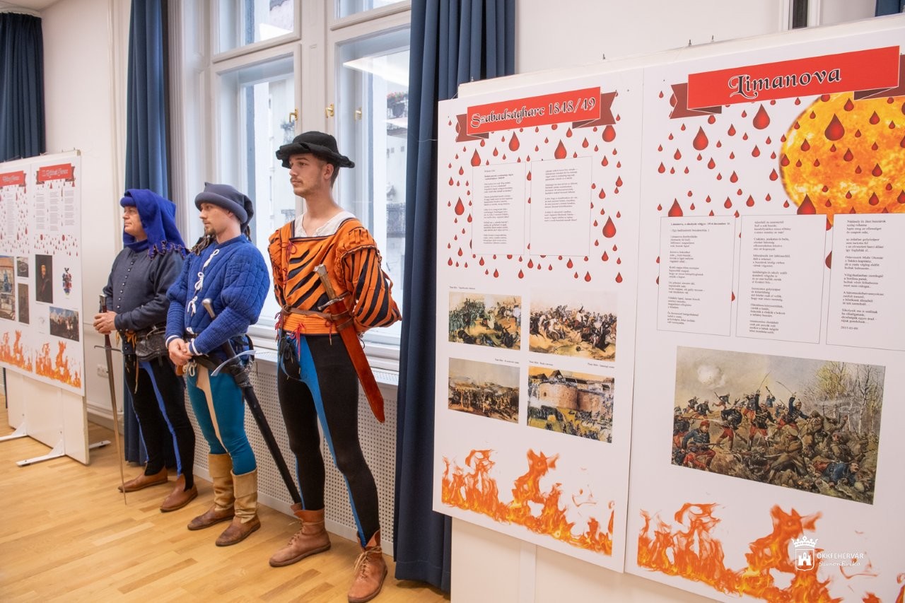 Tűz és vér /Történelem és költészet - megnyílt dr. Wilhelm Ottó gigaposzter-kiállítása az MCC-ben