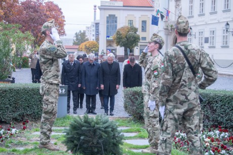 Néma főhajtással és koszorúzásokkal tisztelegtek az elhunyt katonák emléke előtt
