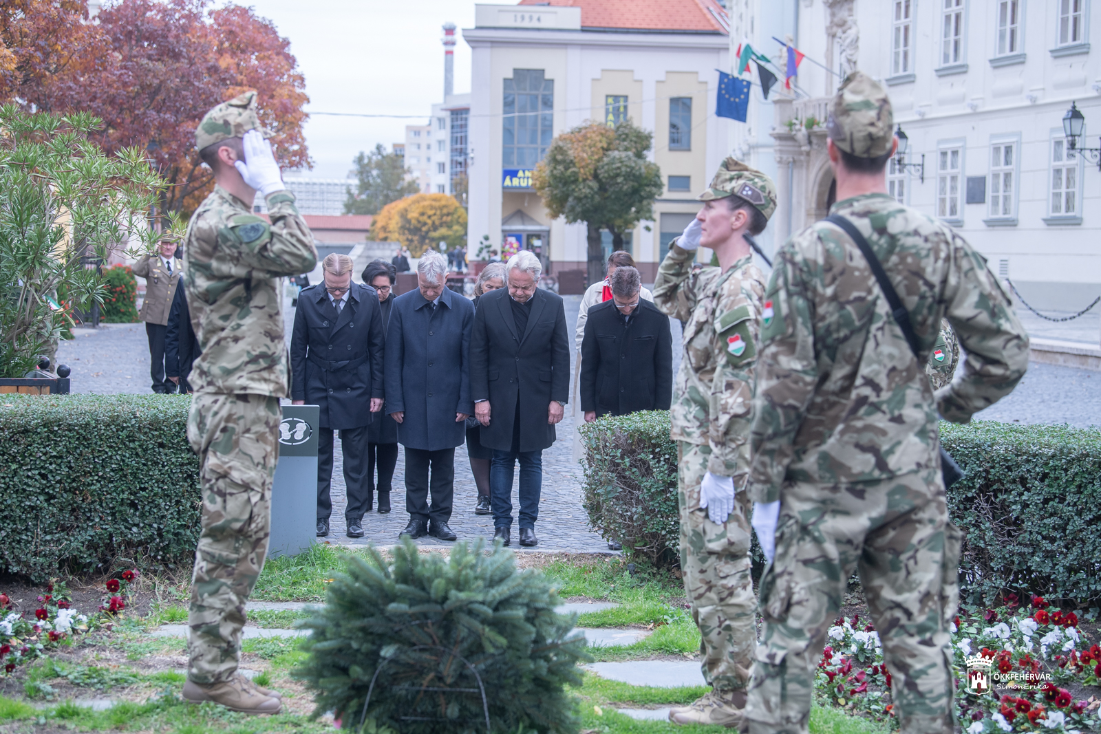 Néma főhajtással és koszorúzásokkal tisztelegtek az elhunyt katonák emléke előtt