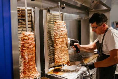 Országos vizsgálatot rendelt el az NKFH a gyrost árusító éttermekben és büfékben