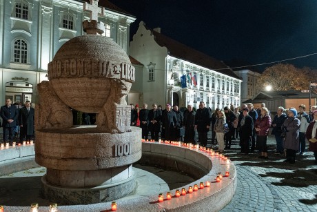 Ökumenikus imával és közös mécsesgyújtással emlékeztek ’56 mártírjaira a nemzeti gyásznapon