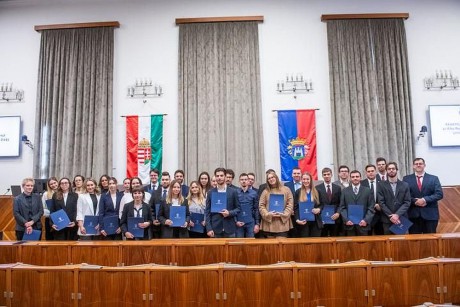 A középiskolások január 12-ig, a felsőoktatási hallgatók március 23-ig pályázhatnak a Tóth Ösztöndíjra