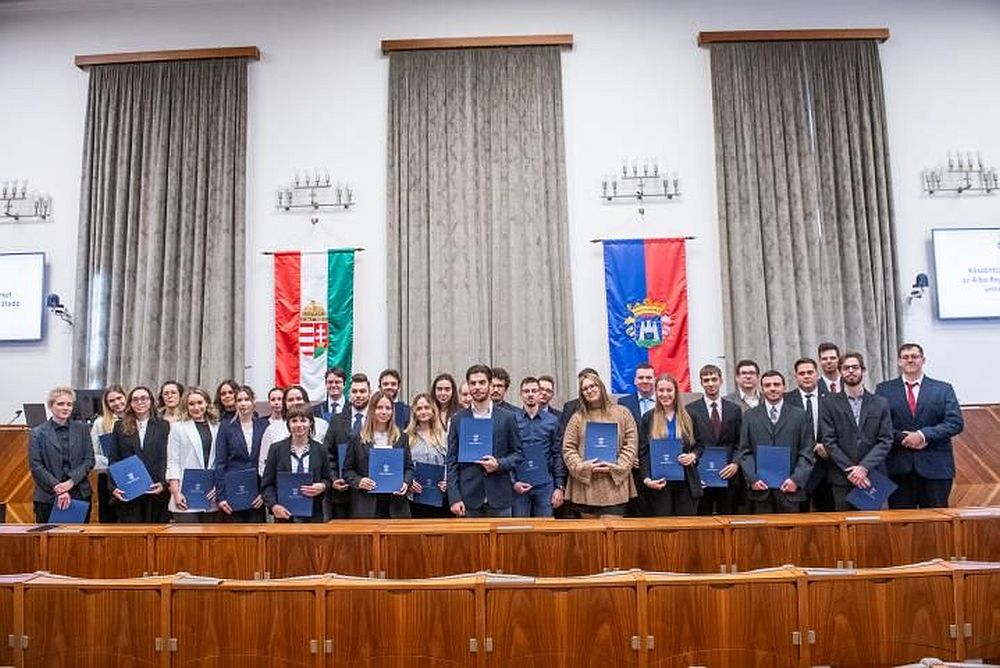 A középiskolások január 12-ig, a felsőoktatási hallgatók március 23-ig pályázhatnak a Tóth Ösztöndíjra