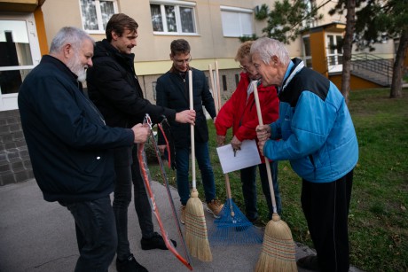 A közösségért, egy szebb otthonért dolgoznak - példaértékű munka a Király sori lakóház környékén