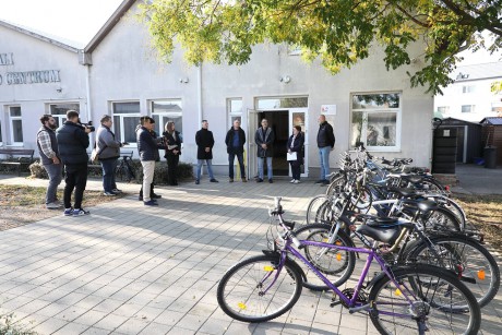 Kerékpárokkal egy új esélyért – a Grundfos dolgozóinak köszönhetően felújított bicikliket kaptak a székesfehérvári Kríziskezelő Központ ellátottjai