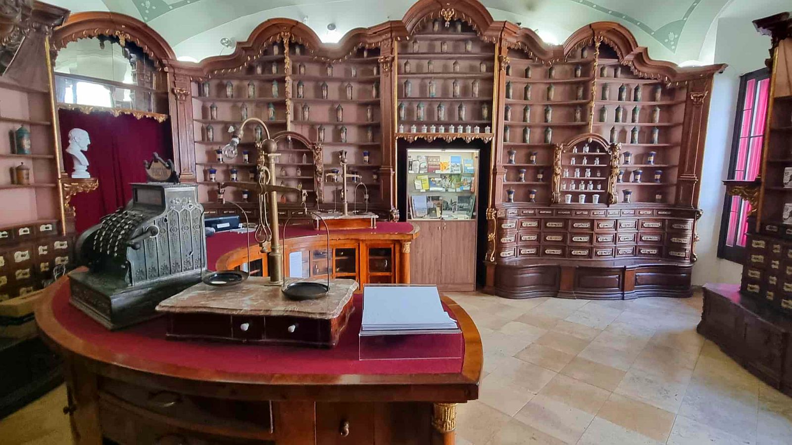 Előadás a régi korok gyógyszerkincseiről a Fekete Sasban