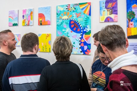 Gyógyító színek – megnyílt a Szent Kristóf Ház lakóinak kiállítása a Szent István Művelődési Házban