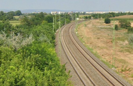 Éjszakai lezárások két vasúti átjáróban – vágányszabályozási munkákat végeznek