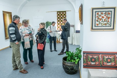 Szívmelengető tárgyak egy csokorban a Fehérvári Kézművesek Egyesületének kiállításán