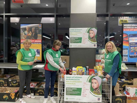 Élelmiszer adománygyűjtés - tizenkilencen segítettek a rászoruló gyerekeknek
