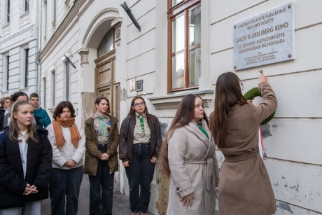 Koszorúzással tisztelegtek a 150 éve született Klebelsberg Kuno emléktáblájánál