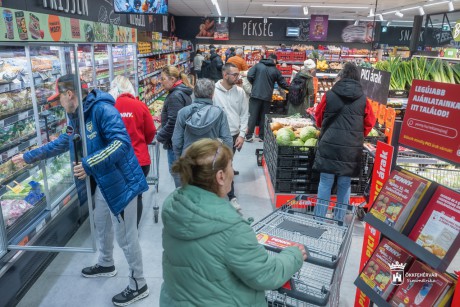 Tizennyolc új munkahely, korszerű üzlettér a Vízivárosban