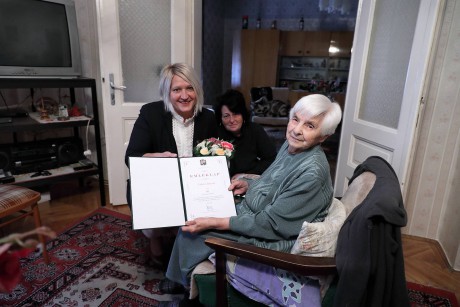 90. születésnapján köszöntötték Lukács Jánosné Erzsi nénit