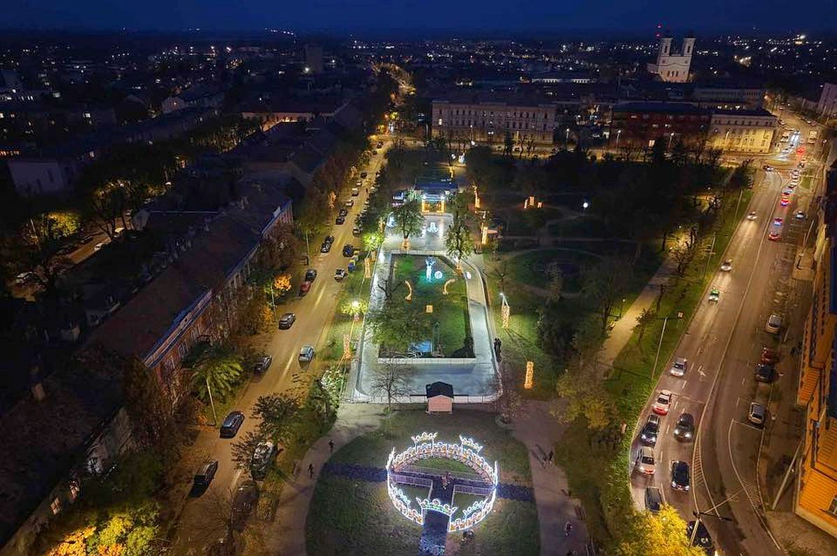 Ötven méteres jégfolyosó és kürtőskalács illat - megnyitott a Kori Liget és az Adventi Vásár