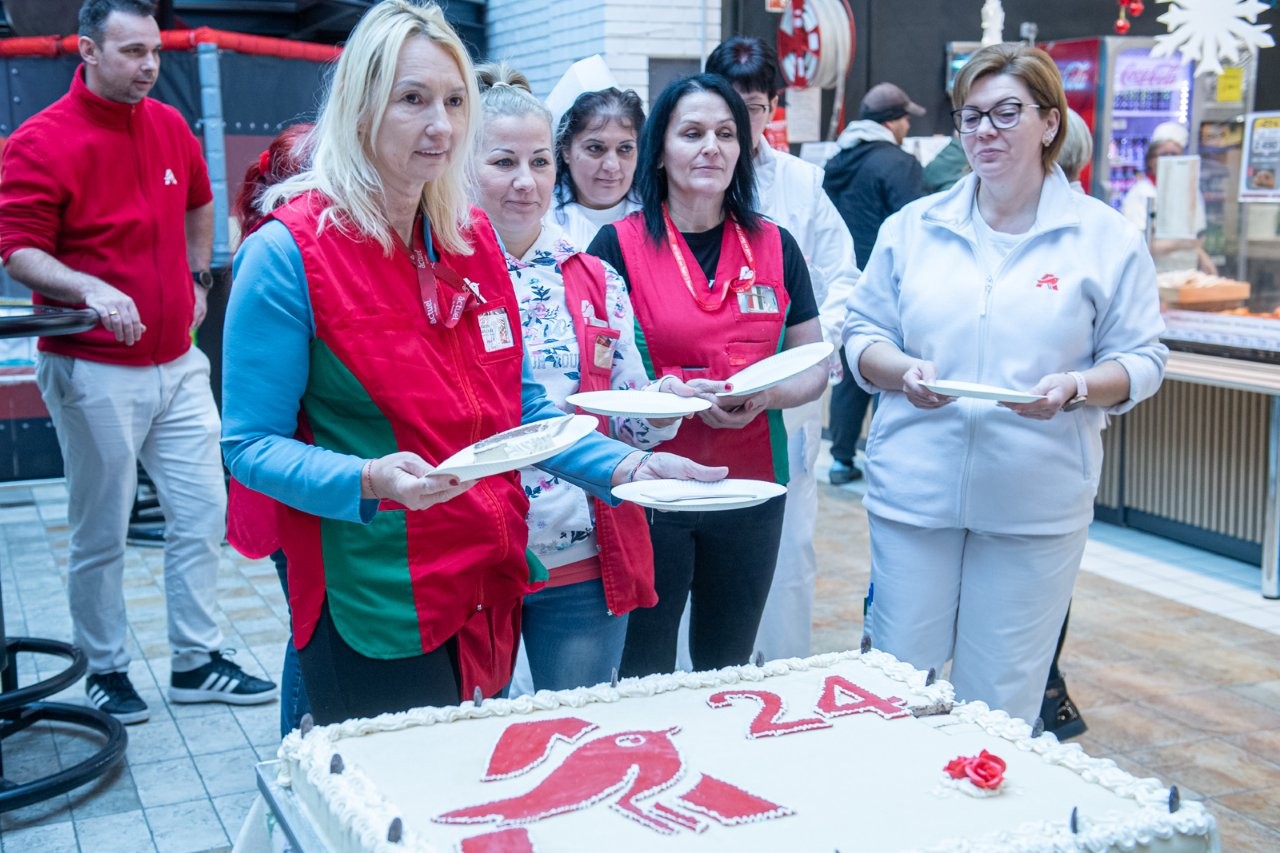 Belga csokitorta várta a dolgozókat – 24 éve szolgálja a fehérváriakat és a környék lakóit az Auchan