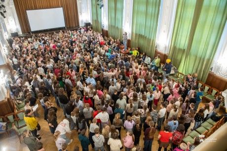 Vasárnap újra zeng a Kisangyalok kara a Városház téren