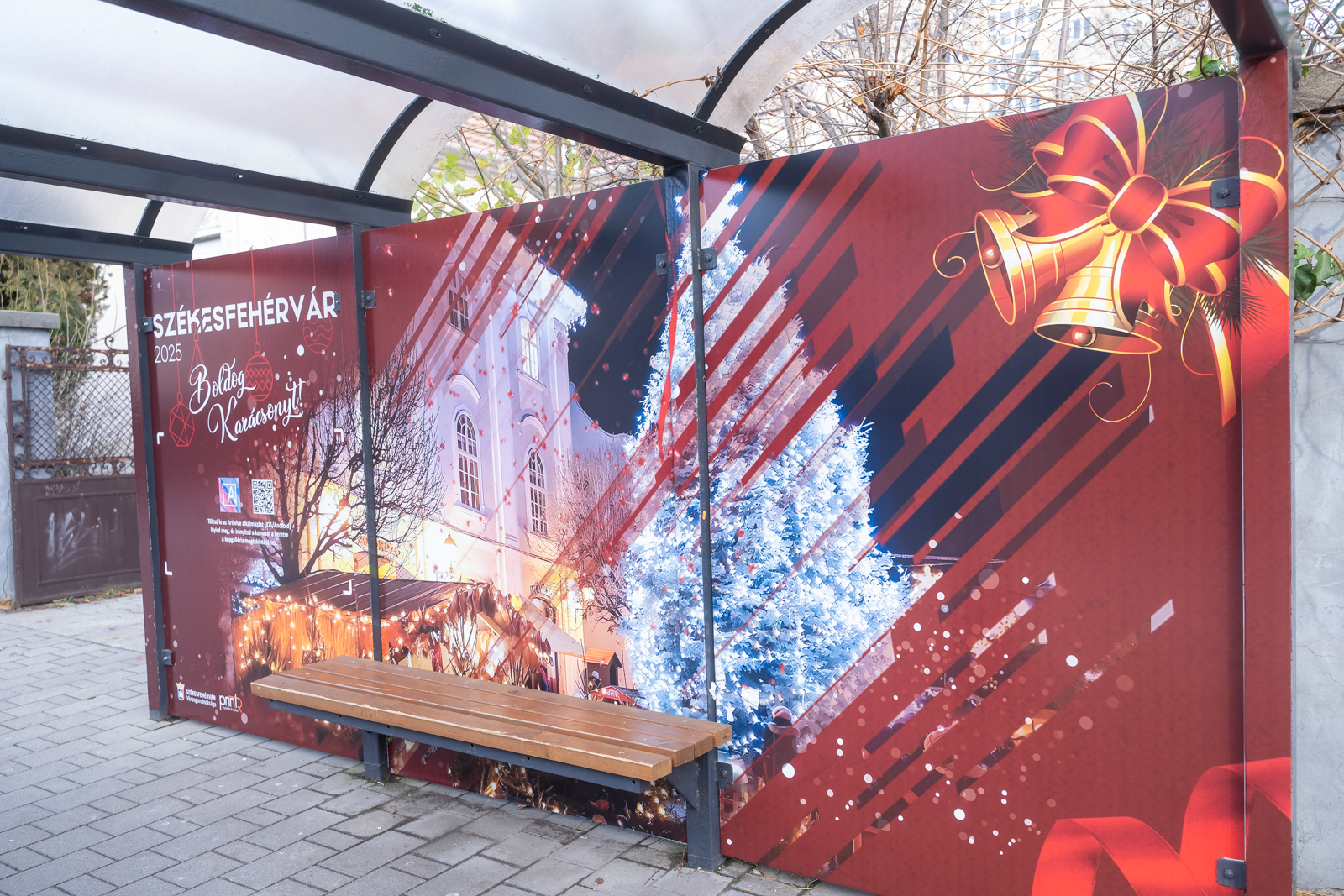 Ünnepi díszbe öltözött két buszmegálló a Várkörúton