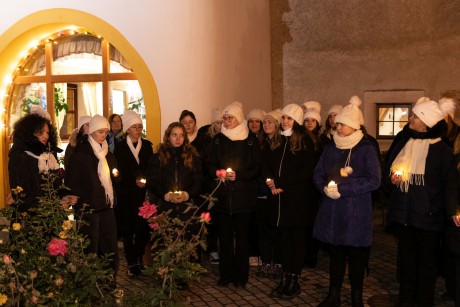 Advent a Belváros szívében - Karácsonyi Postahivtal és koncertek az Órajátéknál