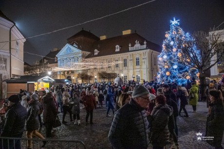 Fehérvári Advent - felgyúltak az ünnepi fények és az első gyertya lángja a város adventi koszorúján