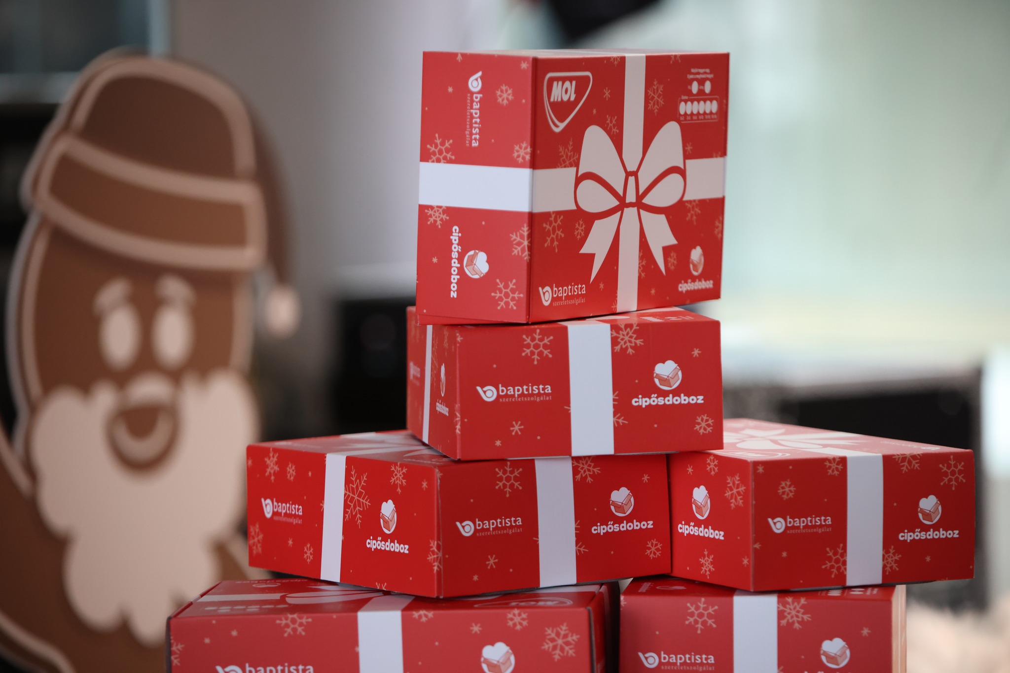 Ingyenes tárlatvezetés a Cipősdoboz-akció adományozóinak