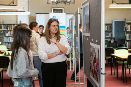 Tópartis diákok különdíjas fotóiból nyílt kiállítás a Vörösmarty Könyvtárban