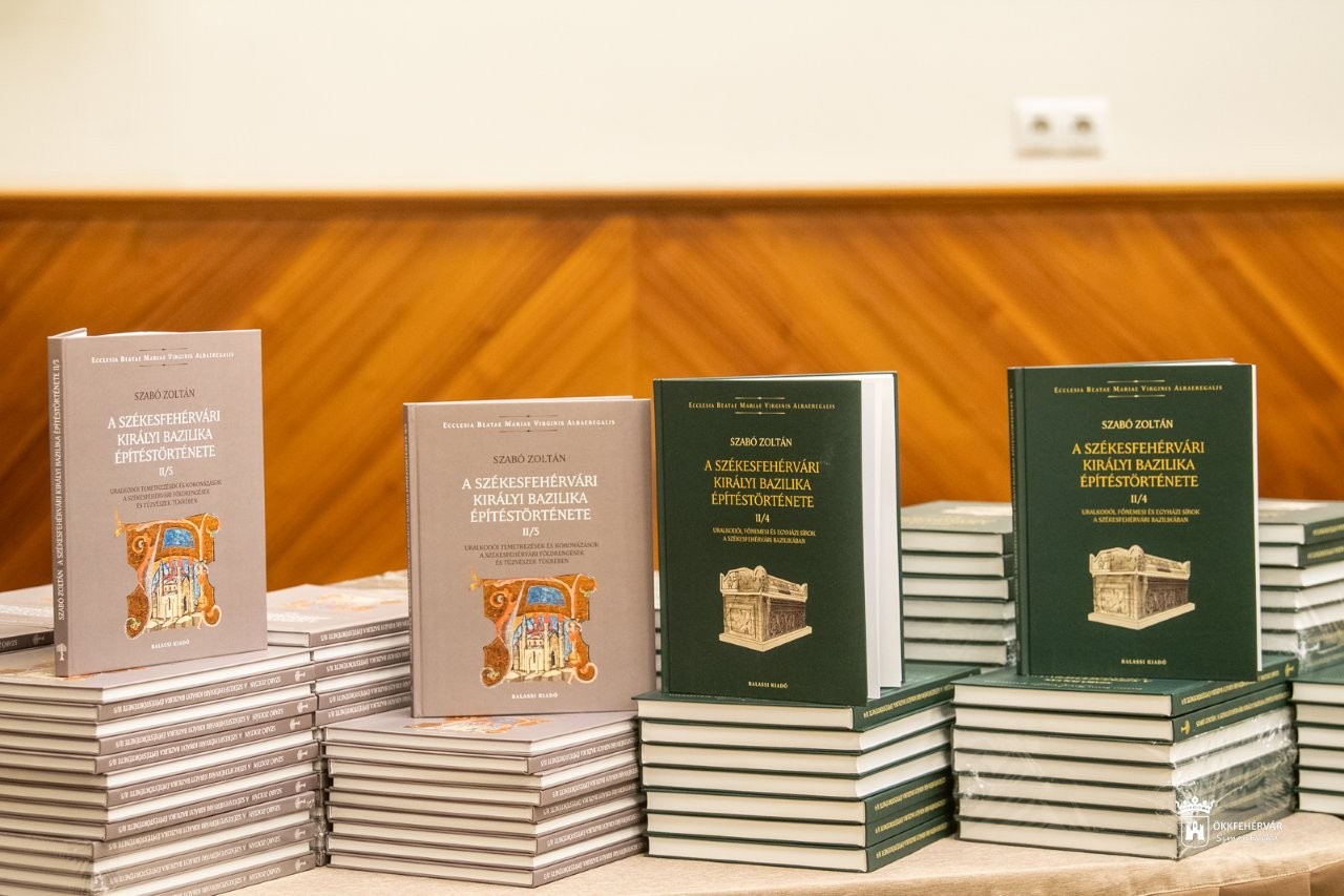 Feltárulnak a koronázó bazilika titkai - bemutatták Szabó Zoltán építészettörténész köteteit