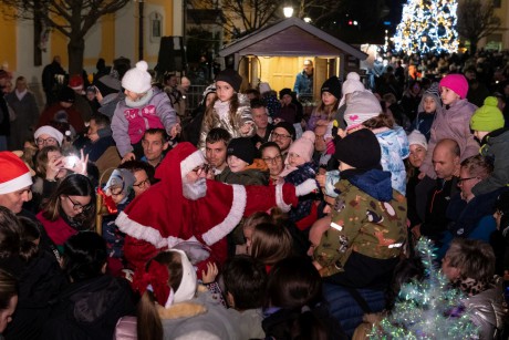 Idén is megörvendeztette a gyerekeket a Mikulás a Belvárosban