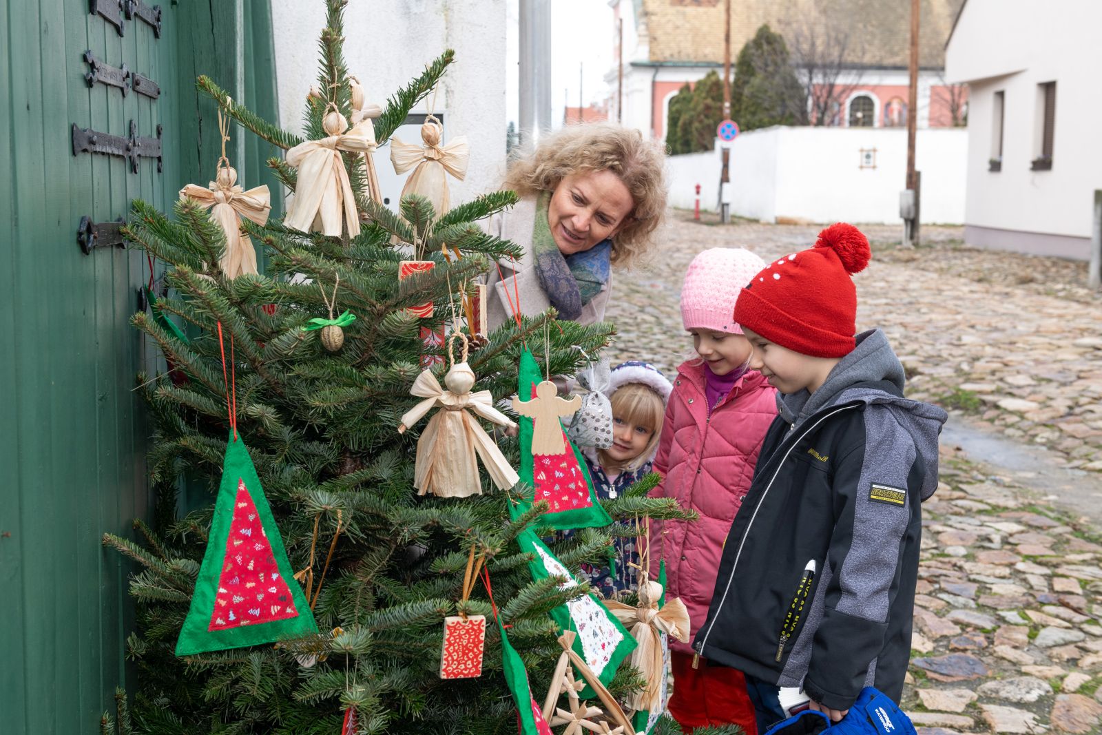 Advent a Rác utcában - idén is elkészült a kézművesek egyedi karácsonyfája