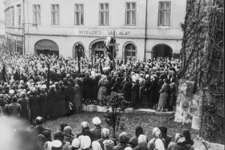 Néma koszorúzással emlékeztek az 1956-os fehérvári asszonytüntetésre Székesfehérváron
