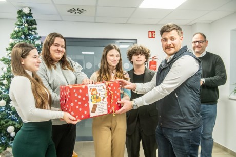 A fehérvári diákok adománya édesíti a Szeretet karácsony csomagjait