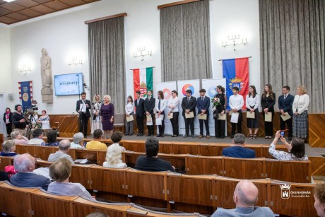 Versünnep tizenhatodszor - február 6-ig várják a diákok jelentkezését!