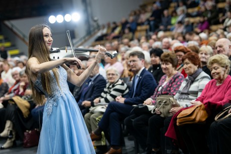 Hegedűszó, ének és zongora a Szenior Karácsonyon az ARÉV csarnokban