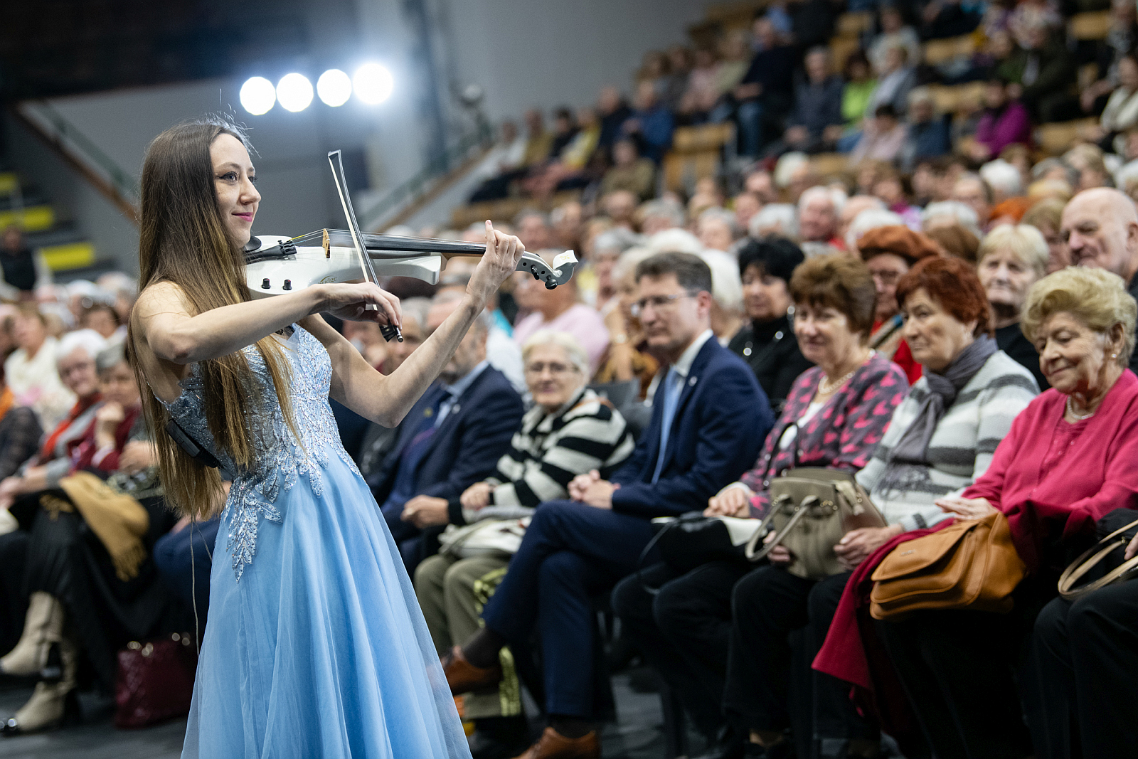 Hegedűszó, ének és zongora a Szenior Karácsonyon az ARÉV csarnokban