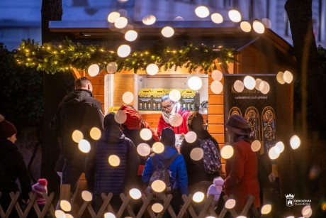 A hét minden napján nyitva tart a Püspökség Adventi Udvara és a Városháza Díszudvara