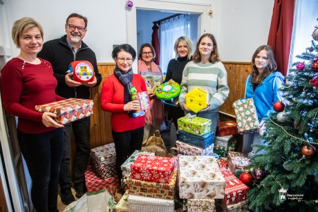 Diákok gyűjtöttek adományt, hogy szebbé varázsolják az ünnepet