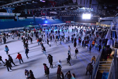 Színes programsorozattal búcsúzik felújítás előtt az ifj. Ocskay Gábor Jégcsarnok
