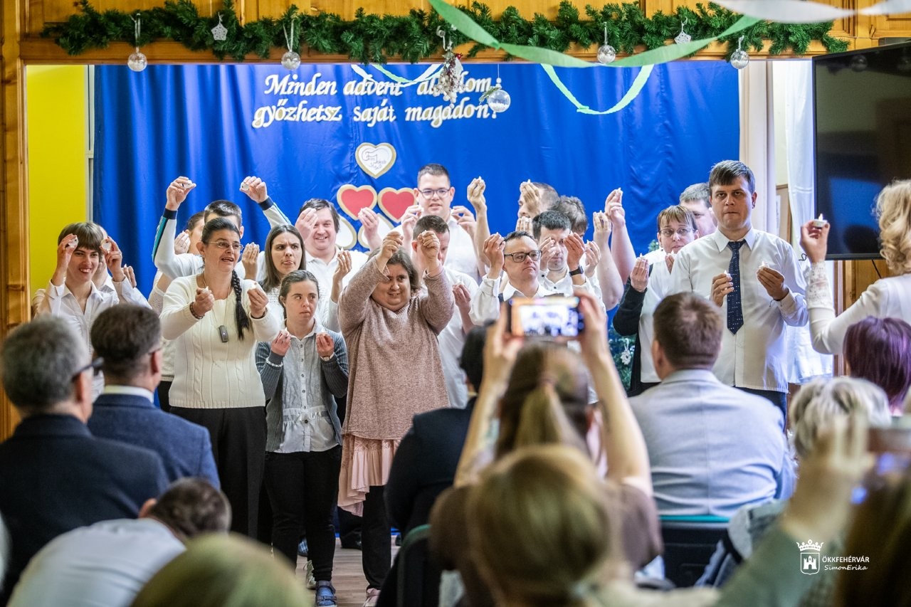Karácsony alkalmából ünnepi műsorral kedveskedtek szeretteiknek a Frim Jakab Otthon ellátottjai