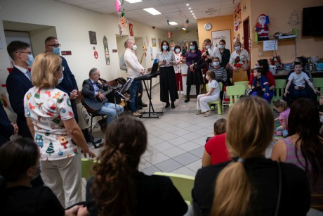 Idén is karácsonyi ünnepséggel kedveskedtek a Szent György Kórház Újszülött, Csecsemő és Gyermek Osztály kis betegeinek