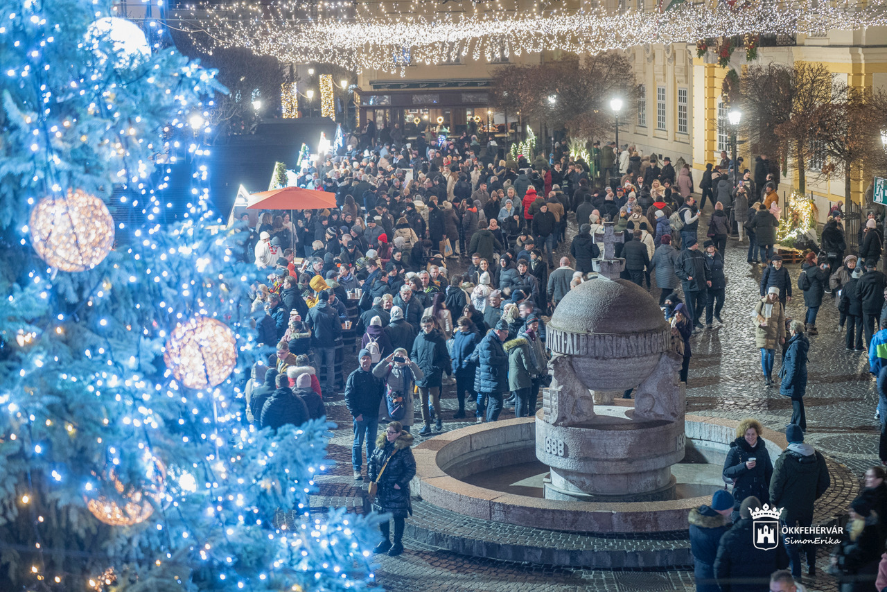 A betlehemi Születés Templomából érkezett lánggal meggyújtották a negyedik adventi gyertyát