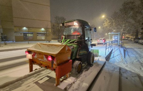 Egész éjjel dolgoztak - takarítja az utakat és a járdákat a Városgondnokság