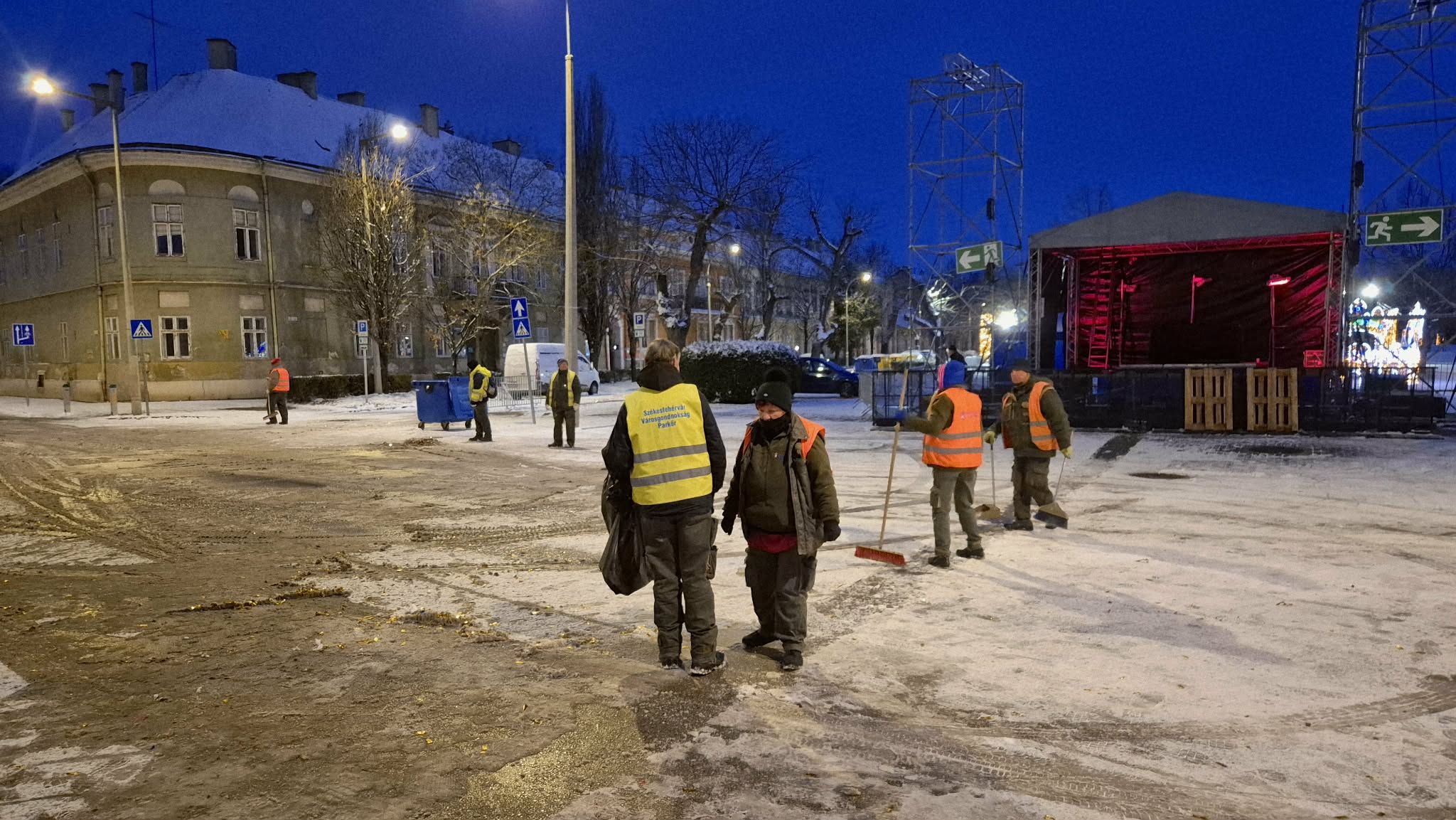 Belvárosi takarítás a szilveszteri buli után Székesfehérváron