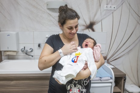 Január másodikán érkezett Székesfehérvár első babája, Lujza