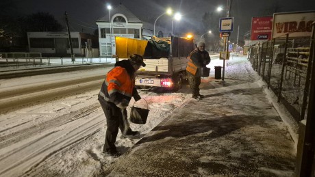 Mintegy hetvenen dolgoznak az utak, járdák, buszmegállók takarításán