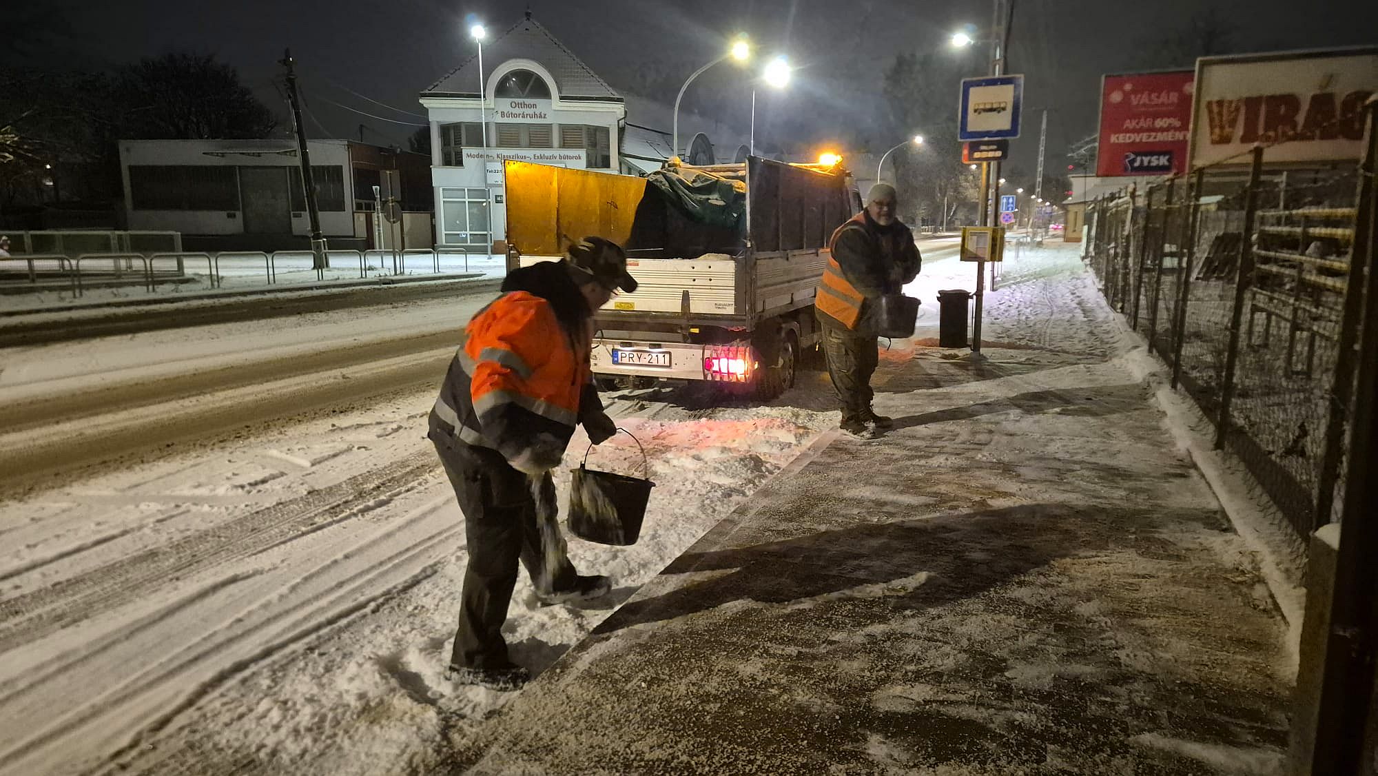 Mintegy hetvenen dolgoznak az utak, járdák, buszmegállók takarításán